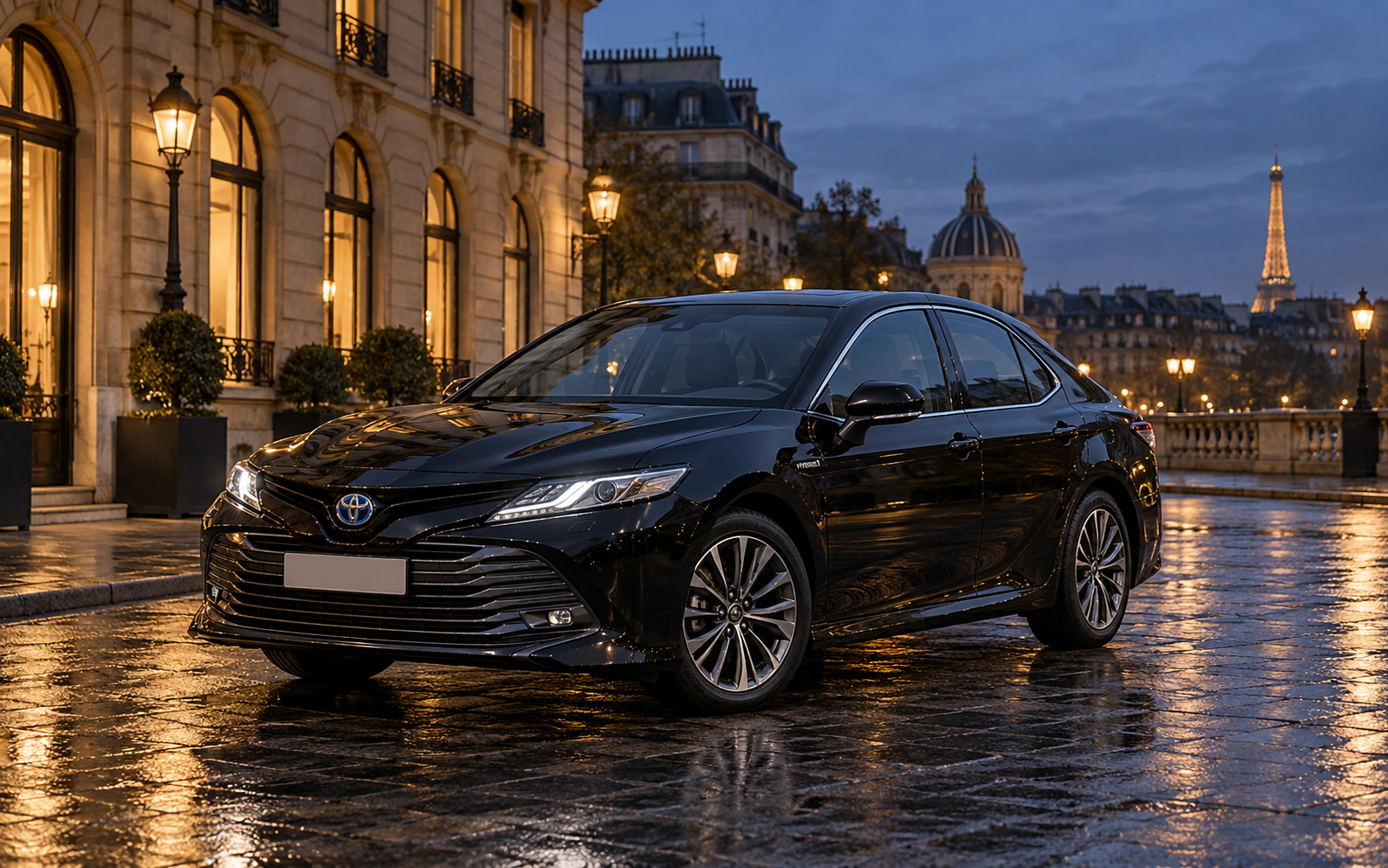 Berline Toyota Camry hybride noire dans Paris au crépuscule